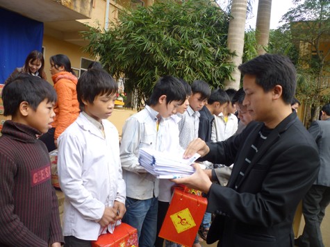 Nhà báo Bùi Ngọc Cải trao quà Tết cho học sinh nghèo xã Vinh Tiền